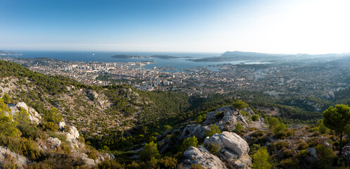 panoramique sur la côte d'Azur et Toulon en été avec ciel bleu