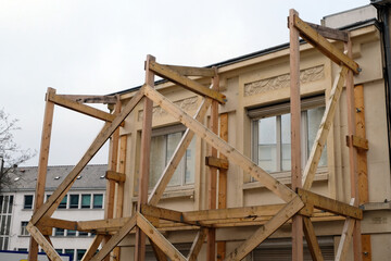 Obraz premium Étayage d'une maison sur un chantier de construction à Vannes