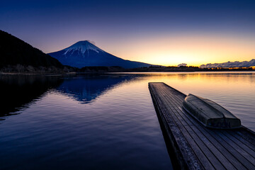 静岡県富士宮市にある田貫湖の冬の夜明け 