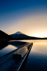 静岡県富士宮市にある田貫湖の冬の夜明け
