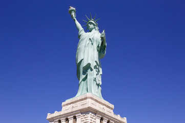 Obraz premium Estátua da liberdade com fundo do céu azul