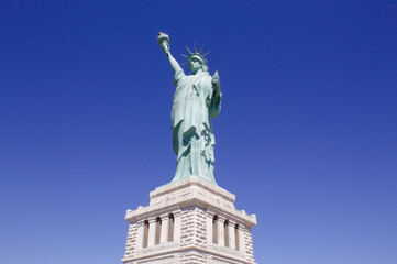 Fototapeta na wymiar Estátua da liberdade com fundo do céu azul