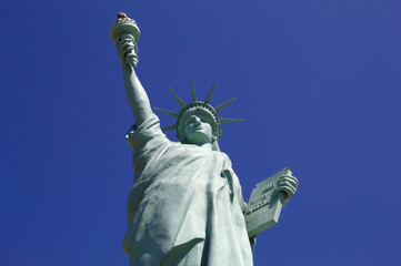 Fototapeta premium Estátua da liberdade com fundo do céu azul