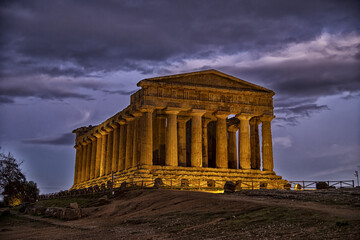 Obraz premium Valley of Temples, Temple of Concordia at sunset, Agrigento, Sicily. Italy
