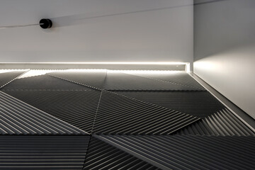 Naklejka premium suspended ceiling with halogen spots lamps and drywall construction in empty room in apartment or house. Stretch ceiling white and complex shape.