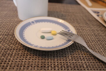 refeição de comprimidos  de vários tamanhos servida em prato.