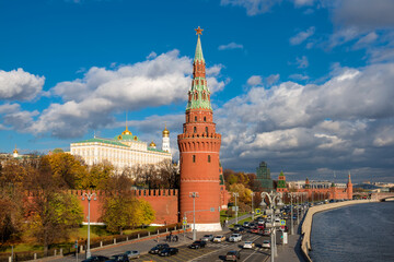 Fototapeta premium View of the Moscow Kremlin and car traffic along the Kremlin Embankment of Moscow River on a autumn day