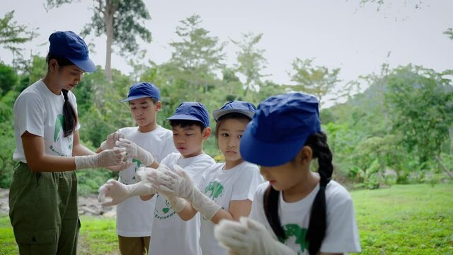 Children volunteering for community activities. they wearing gloves to join forces before starting outdoor volunteer activities . concept successful team
