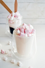 Tazas de cristal transparente con café, azúcar, leche y marshmallows