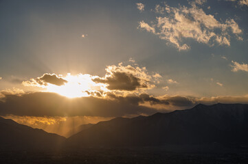 光芒がさす夕方の市街地