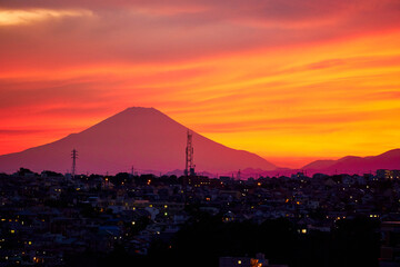 夕日が沈む美し富士山と町の様子