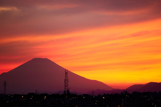 夕日が沈む美しい富士山