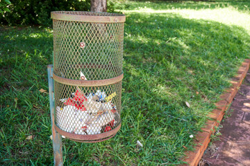 道端にあるゴミ捨て場