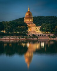 Fototapeta premium The West Virginia State Capitol and Kanawha River at night, in Charleston, West Virginia