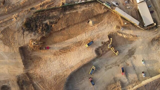 maquinas trabajando en terreno 4k