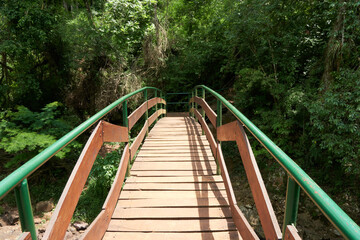 自然の中にある木製の橋