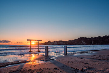 千葉県勝浦市　鵜原海水浴場　夕暮れの八坂神社 一ノ鳥居(白い鳥居)