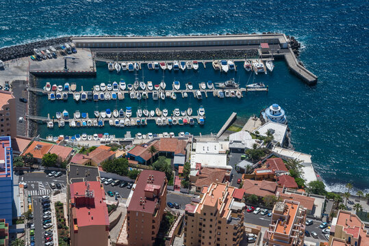 Fotografía aérea del puerto deportivo y de pescadores de la ciudad de Candelaria en la costa sur de la isla de Tenerife, Canarias