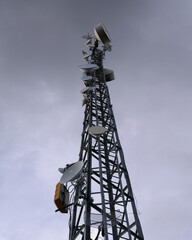 Imagen de antena de telecomunicaciones con detalles de las antenas, radomo, antenas 4g, antenas 5g,...