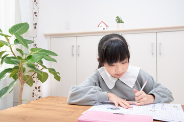 勉強をする小学生の女の子