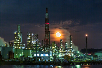 横浜市新磯子工場夜景と昇る満月