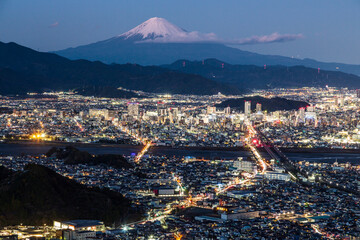 静岡市朝鮮岩から月光に照らされた富士山と静岡市の夜景