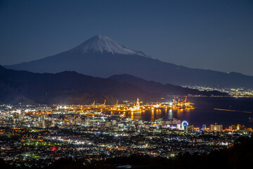 静岡市日本平から静岡市の夜景と月に照らされた富士山