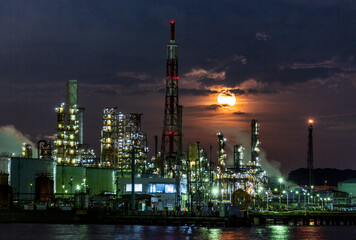 Obraz na płótnie Canvas 横浜市新磯子工場夜景と昇る満月
