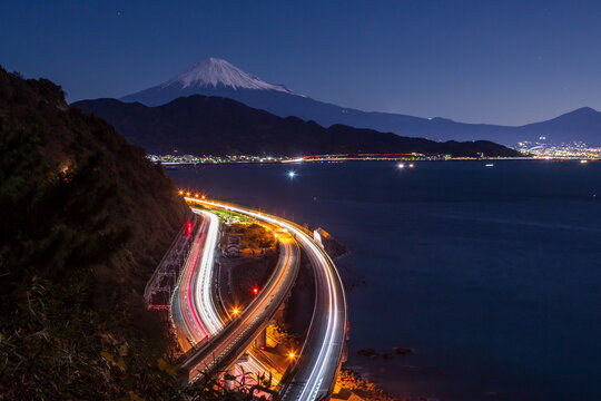 さった峠から月明りの富士山と東名国速と東海道線夜景