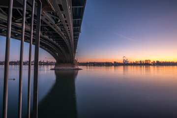 Naklejka premium Sonnenaufgang Rheinufer Mainz