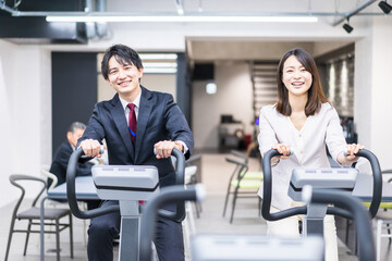オフィスで昼休みにトレーニングをするビジネスパーソン