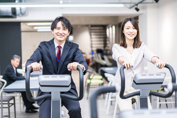 オフィスで昼休みにトレーニングをするビジネスパーソン