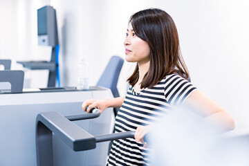 ジムで鍛える若い女性