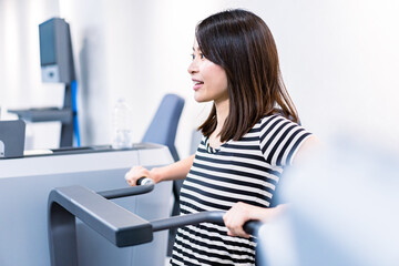 ジムで鍛える若い女性