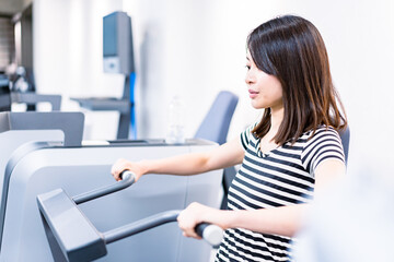 ジムで鍛える若い女性