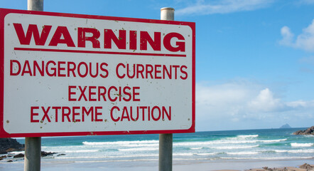 Fototapeta premium Warning sign on the beach - Strong currents - do not swim