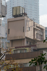 屋上に給水塔のあるビル　東京、赤坂5丁目の街の風景