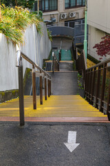 急勾配の階段に手すりが付けられている　東京、赤坂5丁目の街の風景