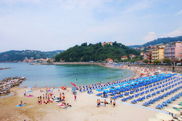 Un giorno d'estate in spiaggia a Lerici in provincia di La Spezia, Italia. - obrazy, fototapety, plakaty