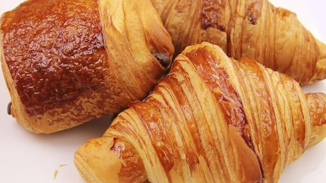 plusieurs croissants et pains au chocolat sur une table