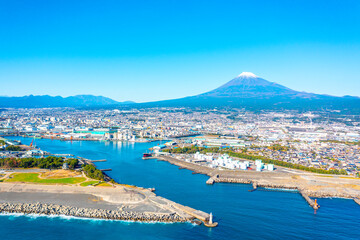 田子ノ浦港と富士山（静岡県富士市） - obrazy, fototapety, plakaty