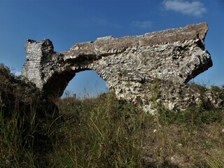 Fototapeta na wymiar Römisches Aquädukt mit Landschaften in Fontvieille / Provence