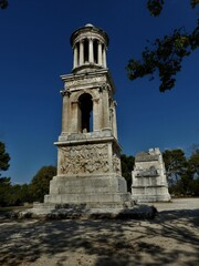 Fototapeta na wymiar Mausoleum von Glanum / Les Antiques in Saint-Remy-de-Provence