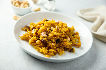 Spicy rice with raisins and cashew