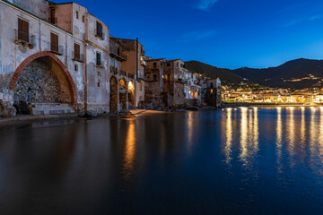 Il pittoresco borgo marinaro di Cefalù al calar della sera, Sicilia	