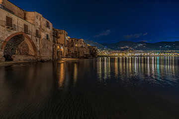 Vista notturna del pittoresco borgo marinaro di Cefalù, Sicilia	