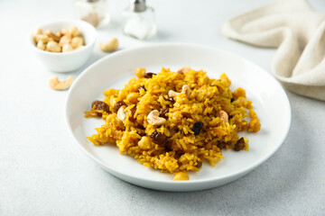 Spicy rice with raisins and cashew