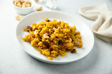 Spicy rice with raisins and cashew