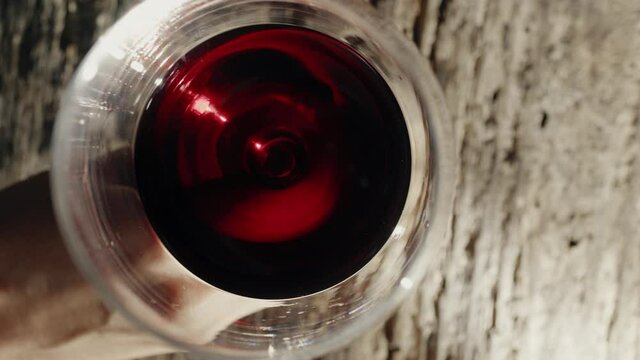 Vino rosso nel calice su tagliere di legno