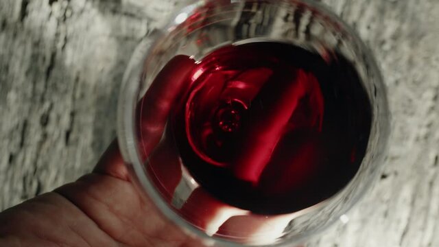 Vino rosso nel calice su tagliere di legno